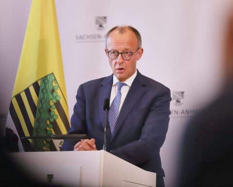 Friedrich Merz spricht zur Sicherheitslage der Weihnachtsmärkte in Deutschland, unter Berücksichtigung vergangener Vorfälle.