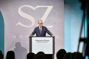 Merz will digitale Plattform für Einwanderung vorantreiben Friedrich Merz spricht über digitale Einwanderungsprozesse beim SZ-Wirtschaftsgipfel in Berlin.