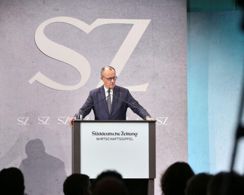 Friedrich Merz spricht über digitale Einwanderungsprozesse beim SZ-Wirtschaftsgipfel in Berlin.