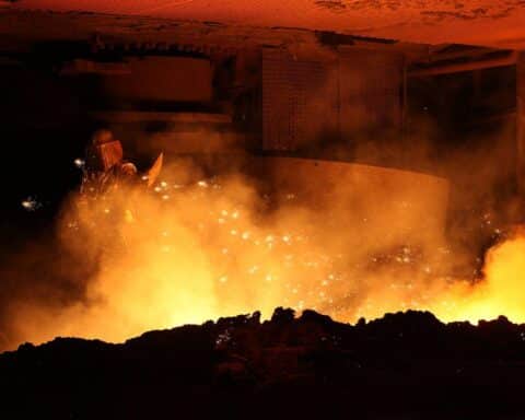 Stahlproduktion, symbolisiert wirtschaftliche Herausforderungen und notwendige Reformen in Deutschland, dargestellt in industrieller Umgebung.