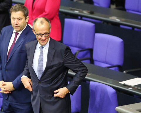 Lars Klingbeil und Friedrich Merz diskutieren über kritisierte Wirtschaftspolitik in Deutschland.
