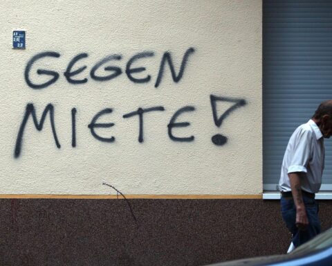 Graffiti mit "Gegen Miete" an einer Berliner Hauswand, symbolisiert Wohnungsnot und Mietproblematik.