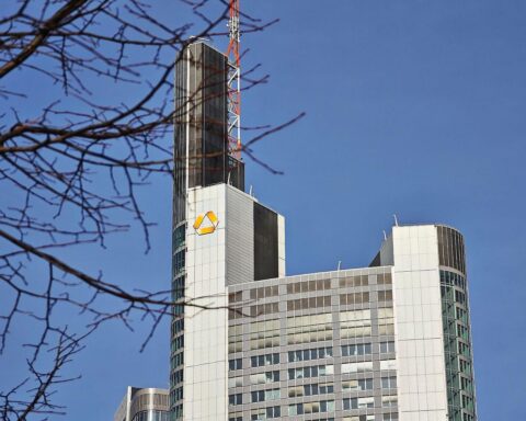 Commerzbank-Tower in Frankfurt, Symbol für Mitarbeiterzufriedenheit und Unternehmenswachstum trotz Übernahmen.