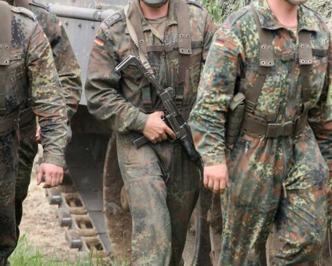 Bundeswehr-Soldaten im Einsatz, symbolisieren wachsende Chancen für den Mittelstand in der Verteidigungsindustrie.