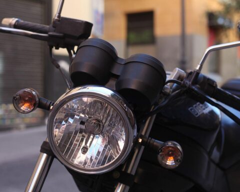 Motorradfahrer in der Natur, symbolisiert das neue Fahrverbot auf der gefährlichen K74.