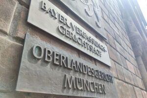 Drei Männer verurteilt wegen Terrorismus und Kriegsverbrechen; Gerichtsurteil in München.