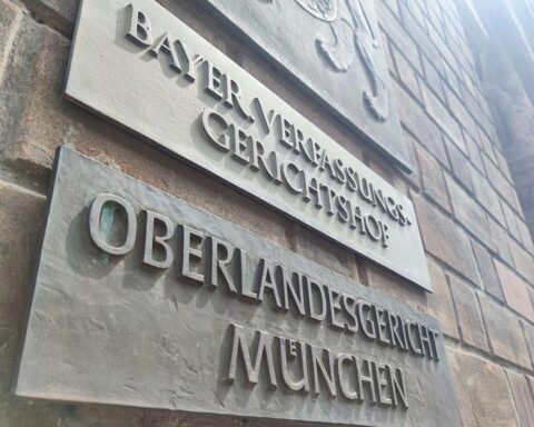 Drei Männer verurteilt wegen Terrorismus und Kriegsverbrechen; Gerichtsurteil in München.