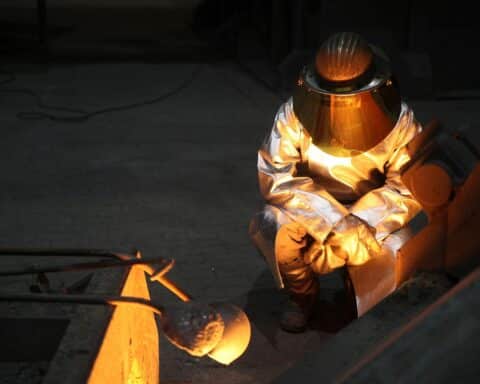 Industrieproduktion in Nordrhein-Westfalen: Rückgang der Umsätze und Beschäftigung, Nahrungsmittelbranche wächst.