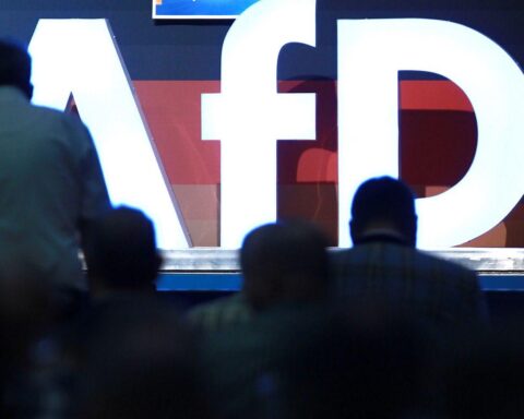 Logo der AfD auf Parteitag, symbolisiert Kontroversen über Extremismus und wirtschaftliche Bedenken.