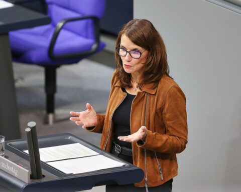 Rita Schwarzelühr-Sutter kündigt Verbot von Einweg-E-Zigaretten, um Umwelt und Gesundheit zu schützen.