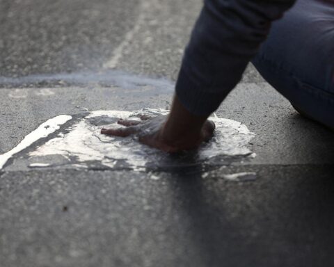 Protestierende Aktivisten blockieren Flughafen, verfolgen Umweltziele, stehen vor Gericht, zahlen Schadenersatz.