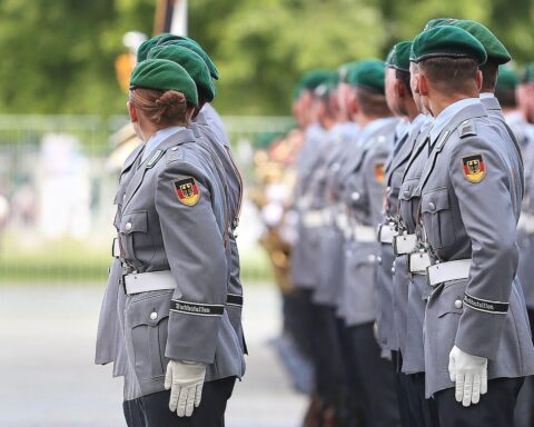 Bundeswehr-Soldaten in Aktion, symbolisieren Deutschlands militärische Aufstockung und NATO-Zusammenarbeit.