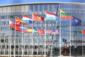 Nato-Hauptquartier mit militärischer Symbolik, verdeutlicht Verteidigungsstärke und aktuelle Herausforderungen.