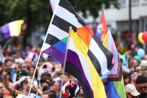 Bunte CSD-Parade mit LGBTQ+-Flaggen, aber auch Konfrontation mit rechtsextremen Gegendemonstranten.