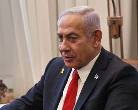 Benjamin Netanjahu beantragt Begnadigung wegen Korruption, um nationale Einheit zu fördern.