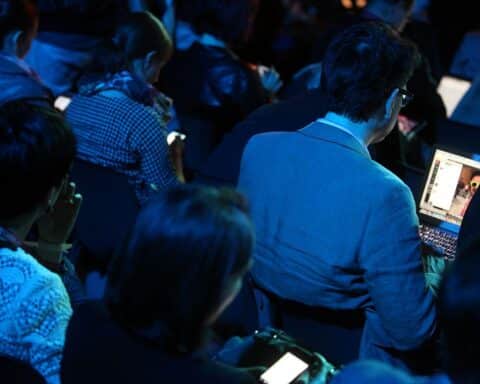 Wirtschaftsvertreter diskutieren Sicherheitsstrategien gegen hybride Bedrohungen beim Verfassungsschutz in Hannover.