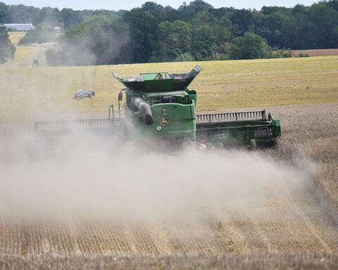 Mähdrescher im Feld, symbolisiert moderne Landwirtschaft und innovative Ansätze zur Pflanzenschutzmittelreduktion.