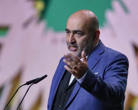 Omid Nouripour spricht über reale Herausforderungen und fordert stärkere politische Antworten für gesellschaftliche Themen.