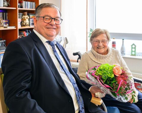 Ursula Stieber mit Bürgermeister Werner Nakot, feierliche Gratulation zum 104. Geburtstag in Oberhausen.