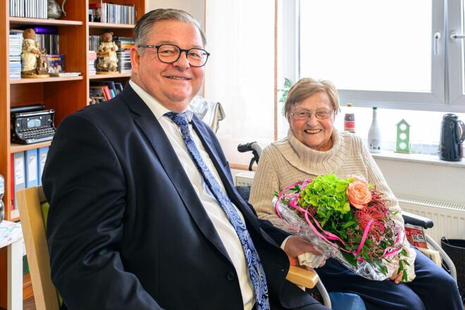 Oberhausener Bürgermeister gratuliert Seniorin zum 104. Geburtstag