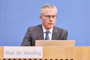 Martin Werding diskutiert Rentenreformen in Berlin, konfrontiert mit politischen Spannungen und Herausforderungen.