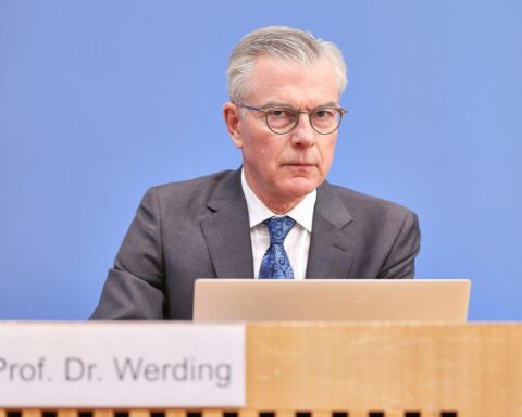 Martin Werding diskutiert Rentenreformen in Berlin, konfrontiert mit politischen Spannungen und Herausforderungen.