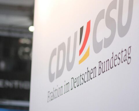 Junge Unionsabgeordnete protestieren gegen Rentenreform, symbolisiert durch CDU/CSU-Logo und politische Diskussion.