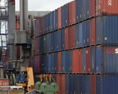 Container mit landwirtschaftlichen Produkten, Symbol für US-Zollpolitik und Auswirkungen auf Trumps Wähler.