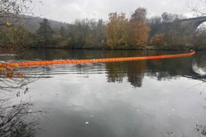 Ölschleier auf Harkortsee, Feuerwehr im Einsatz, Ölsperre am Ruhrufer und Bootskooperation.