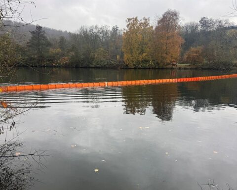 Ölschleier auf Harkortsee, Feuerwehr im Einsatz, Ölsperre am Ruhrufer und Bootskooperation.