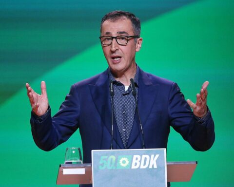 Cem Özdemir diskutiert Selbstkritik und interaktive Politik für die Landtagswahl in Baden-Württemberg.