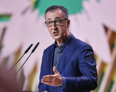 Cem Özdemir diskutiert wirtschaftliche Reformen und Rentenpolitik in einem Podcast.