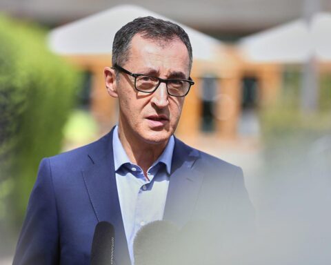 Cem Özdemir kritisiert Verzögerungen bei Stuttgart 21, erneute Schwierigkeiten für Fahrgäste besprochen.