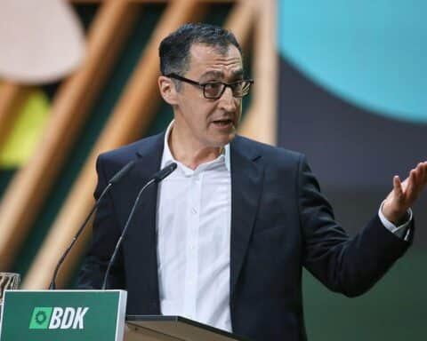 Cem Özdemir spricht auf dem Grünen-Parteitag über die Zukunft der Autoindustrie in Deutschland.