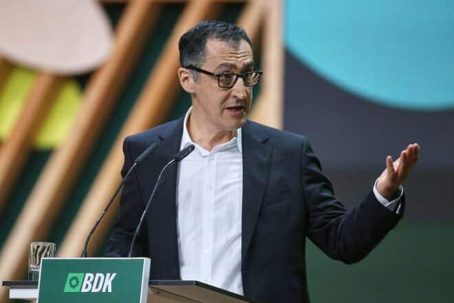 Özdemir wirbt für Dialog mit Autobranche