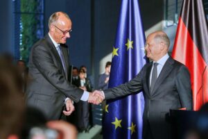 Friedrich Merz und Olaf Scholz diskutieren über politische Unterstützung und demokratische Werte in Deutschland.