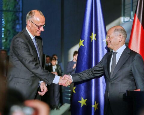 Friedrich Merz und Olaf Scholz diskutieren über politische Unterstützung und demokratische Werte in Deutschland.