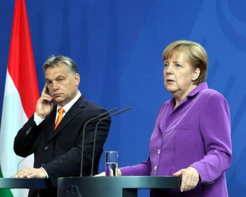 Viktor Orbán und Angela Merkel diskutieren über Frieden und Ukraine-Konflikt in Budapest 2014.