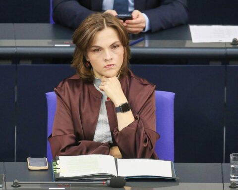 Elisabeth Kaiser spricht über Vermögensungleichheit zwischen Ost- und Westdeutschland.