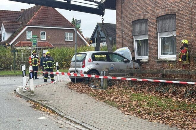 PKW kollidiert mit Hauswand in Großenaspe