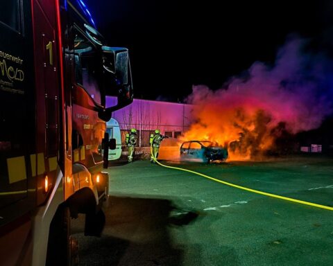 Brennender PKW in Detmold, Feuerwehr im Einsatz, angrenzender Wohnwagen unbeschädigt.