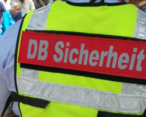 Bahnmitarbeiter prüfen Zug auf Sicherheit; Fokus auf Sauberkeit und Umsetzung von Sofortprogrammen.