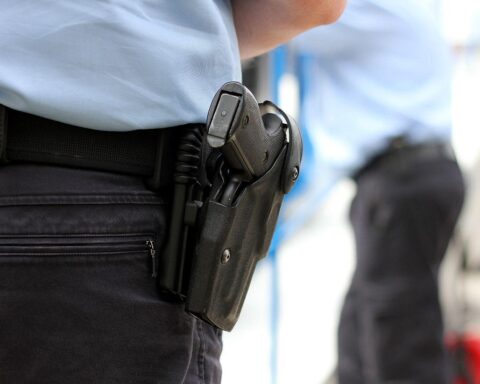 Polizist mit Taser, Einsatzsituation, dramatische Lage, Schutz und Gefahr, verletztes Kind.