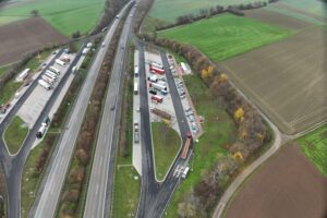 Großangelegte Verkehrskontrolle: Polizei überprüft Lastkraftwagen auf Überladung und Sicherheitsmängel.