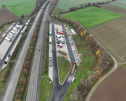Großangelegte Verkehrskontrolle: Polizei überprüft Lastkraftwagen auf Überladung und Sicherheitsmängel.