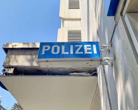 Polizei in Bochum, Einsatzkräfte mit Waffen, verletztes Mädchen, dramatische Szene, Schusswaffeneinsatz.