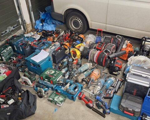 Auf dem Bild sollten sichergestellte Werkzeuge und Fahrzeugteile auf einem Tisch dargestellt sein.