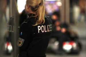 Polizisten durchsuchen Bordell und Wohnungen, sichern Drogen, Geld und Waffen in Augsburg.
