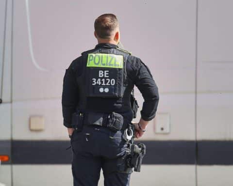 Polizeikräfte bei Kontrollen: Waffen, Fahrzeuge und gefährliche Gegenstände sichergestellt in Berlin.