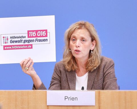 Karin Prien spricht über Maßnahmen zum Schutz von Frauen vor Gewalt.